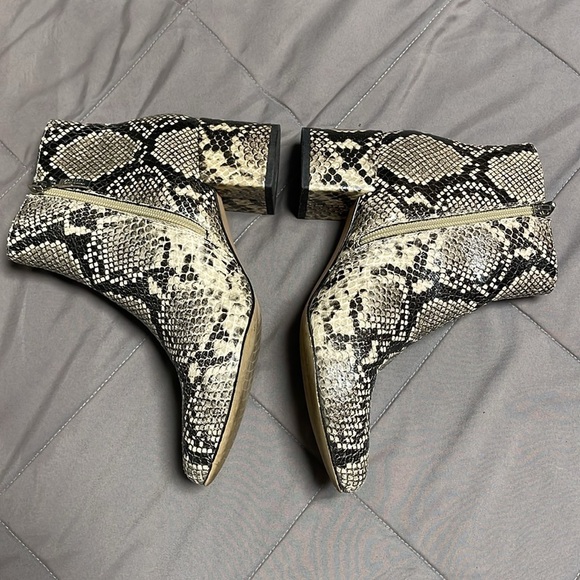 Michael Shannon Black and Tan Faux Snake Skin Cardi Bootie Size 7 - Picture 5 of 12